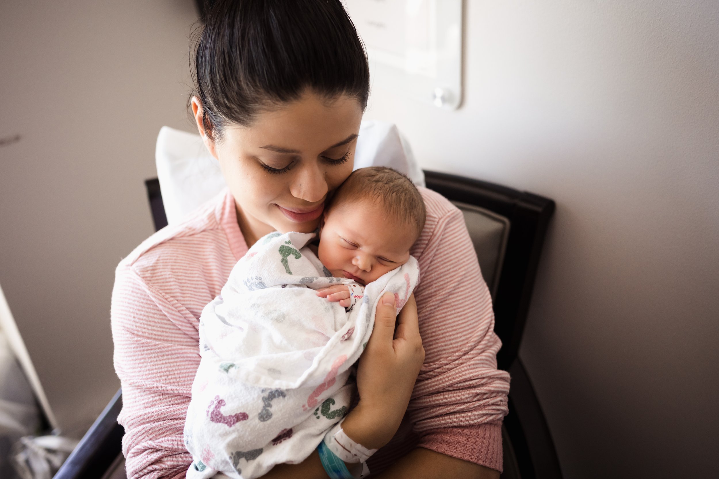 mother holds newborn close to face in hospital after birth | Kathryn J birth Stories | Fresh 48 guide | Dallas birth photographer