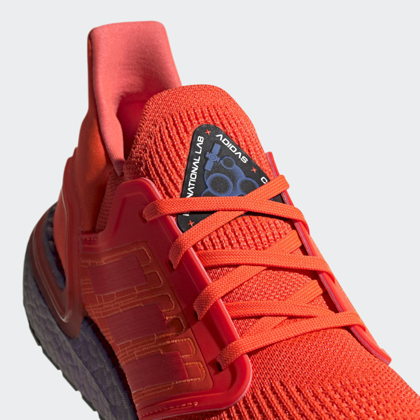 Zapatos antideslizantes Deformación Clásico Adidas UltraBoost 20 ISS in Solar Red/Blue Violet Metallic — MAJOR