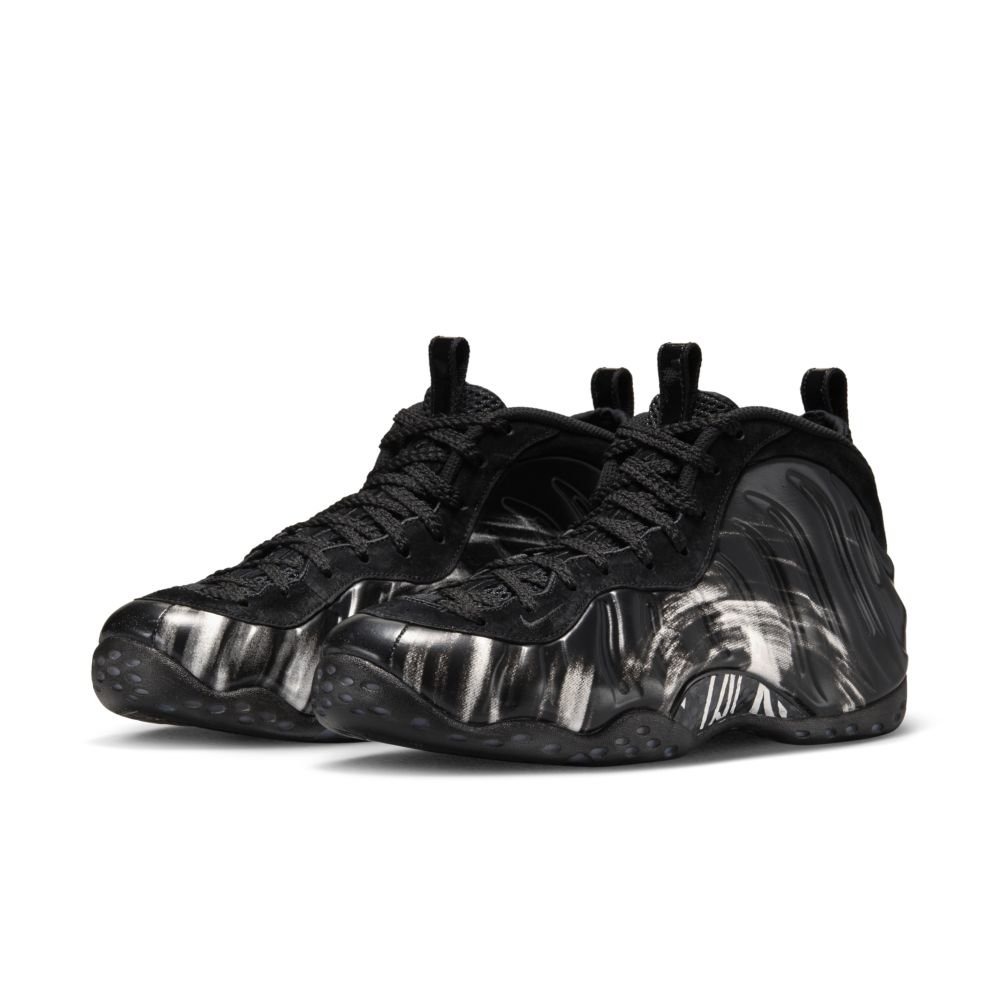 Nike Air Foamposite One in Black/White — MAJOR