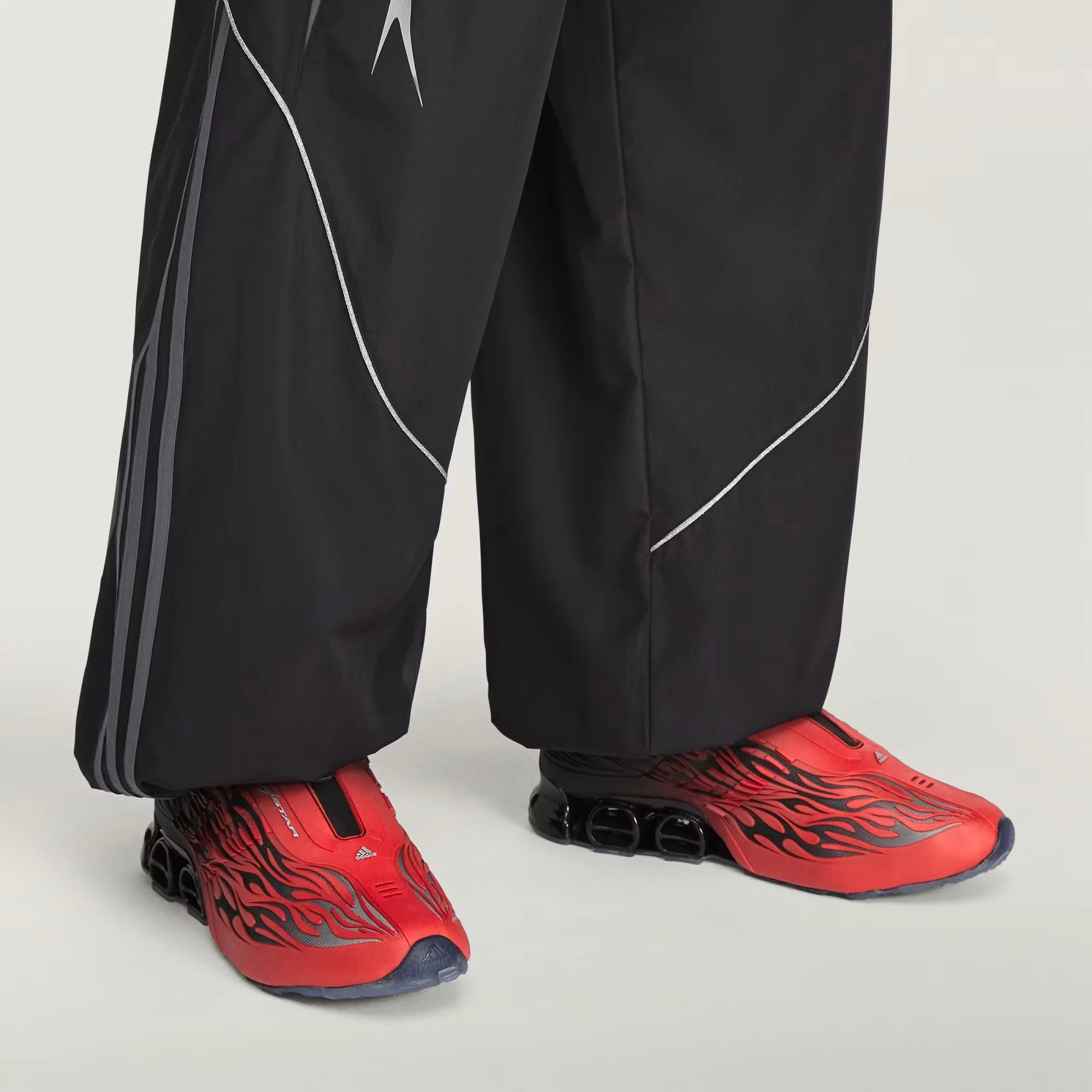 Hellstar_Megaride_S2_Shoes_White_LB5626_29_model.jpeg