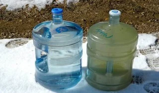 The Yellow Quill well water looks like the bottle on the left as it is coming out of the ground (100 m deep well). However, within minutes reduced iron is oxidized and small iron particles are formed generating 500 million particles per L (bottle to the right). The bottle to the left is actually biologically treated Yellow Quill water and it contains no iron and extremely low levels of particles. The biological IBROM treatment takes advantage of iron bacteria to oxidize iron preventing the formation of iron particles.
