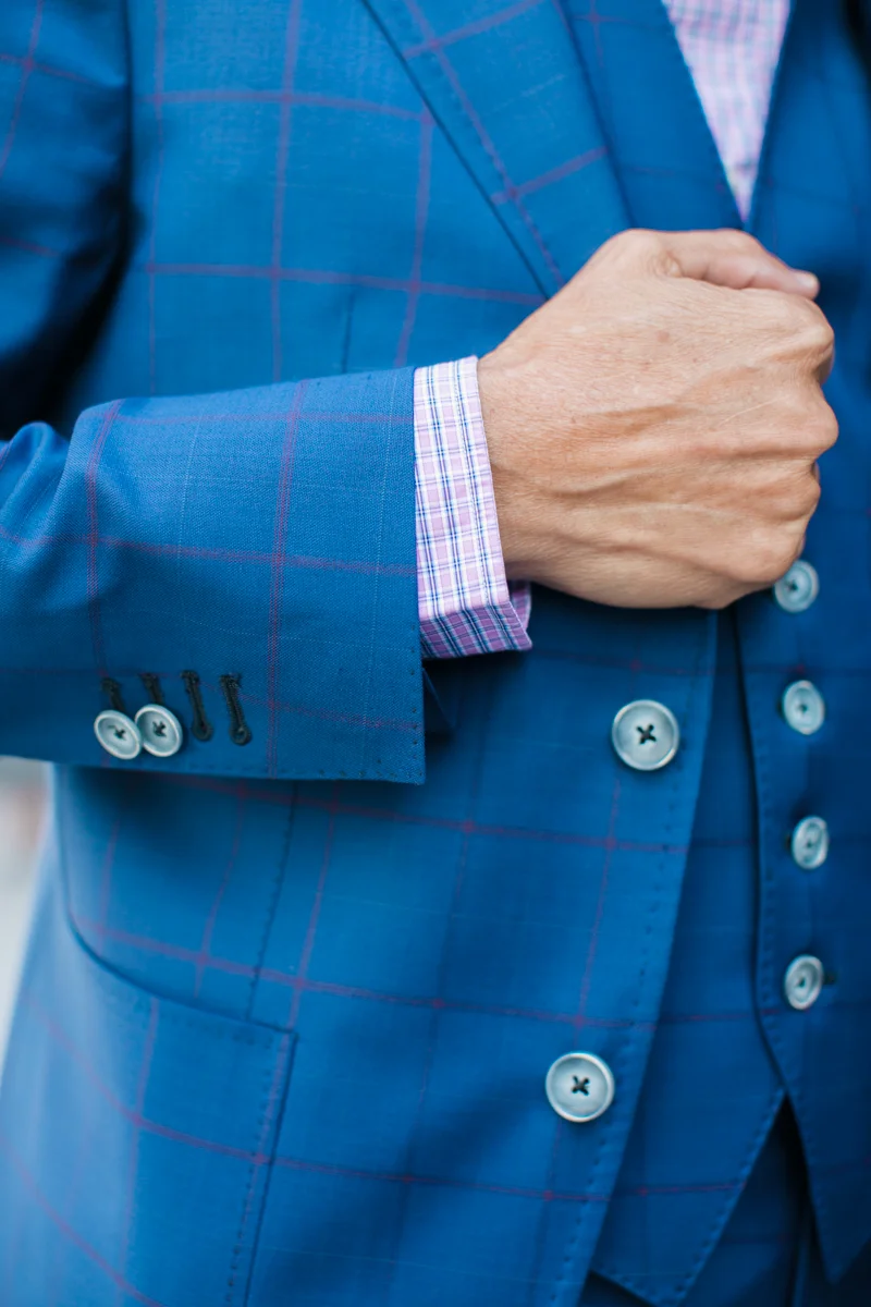 Working button holes on the sleeves is another sign of hand sewn craftsmanship. Besides looking good, this actually serve a usesfull purpose. Large faced watches can benefit from having a few of the buttons undone to allow more room for larger size watches.