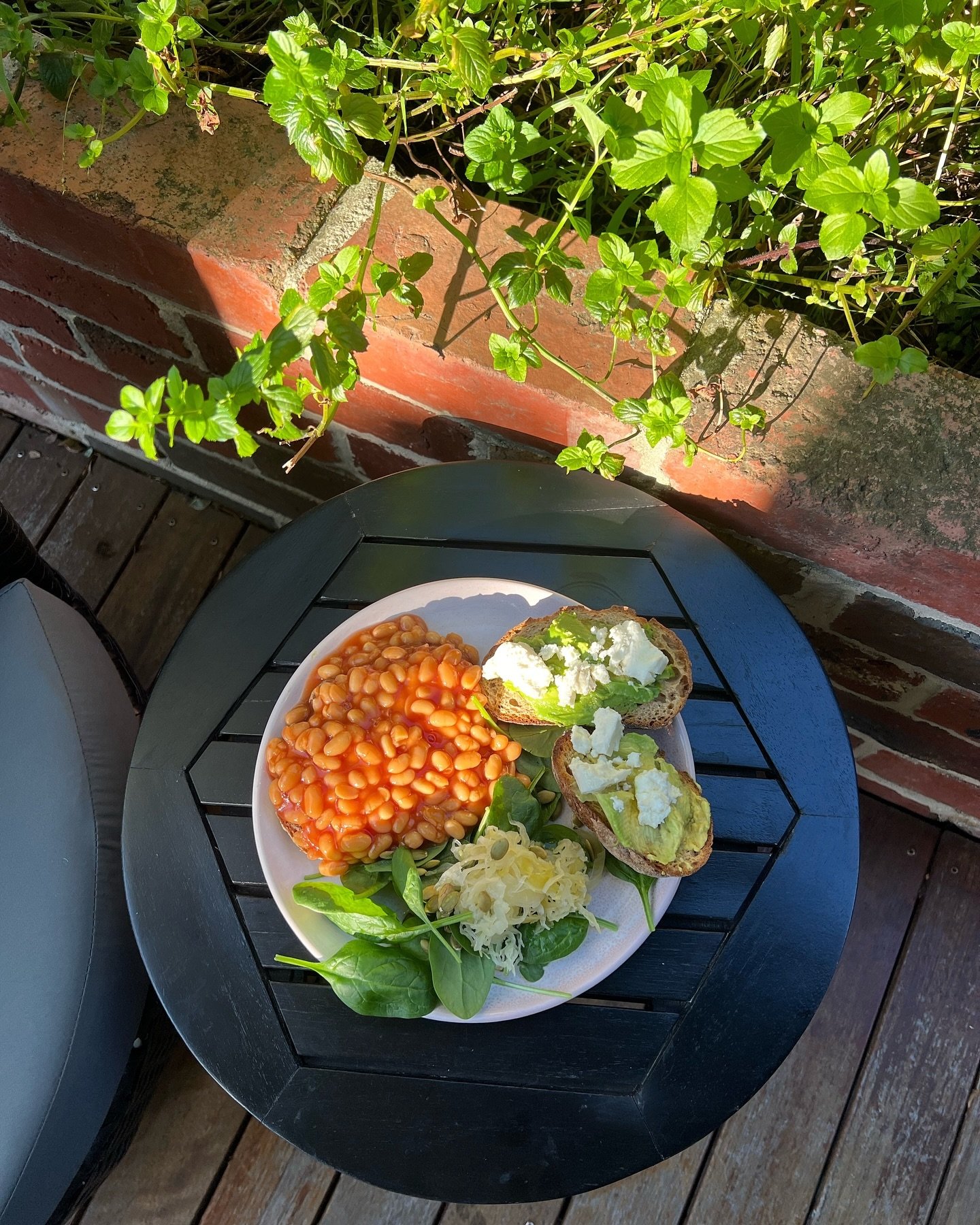 LUNCH 🥑 Can&rsquo;t beat baked beans 🫘 smashed avo &amp; feta on toast for a quick &amp; easy lunch 🌿🌞

#easylunch #smashedavo #bakedbeans #healthylunch #plantbased #eatarainbow #highfibre #dietitian #nutrition #greens #yum