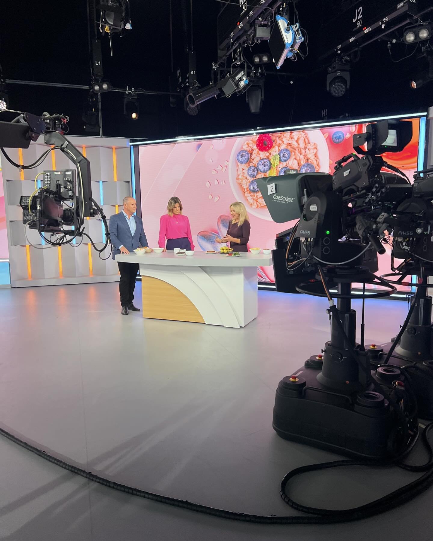 🎥 Behind the scenes in studio 💡💕 It is a room like you&rsquo;ve never seen before ✨✨

So much fun and while @kyliegillies was excited about bananas 🍌 @larryemdur couldn&rsquo;t keep his hands off the chocolate 🍫🤏🏼😂

#healthyfood #nutrition #t