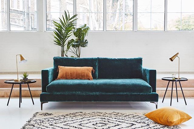 Lounge till your hearts content with this gorgeous Holland Sofa from @darlingsofchelsea 😍