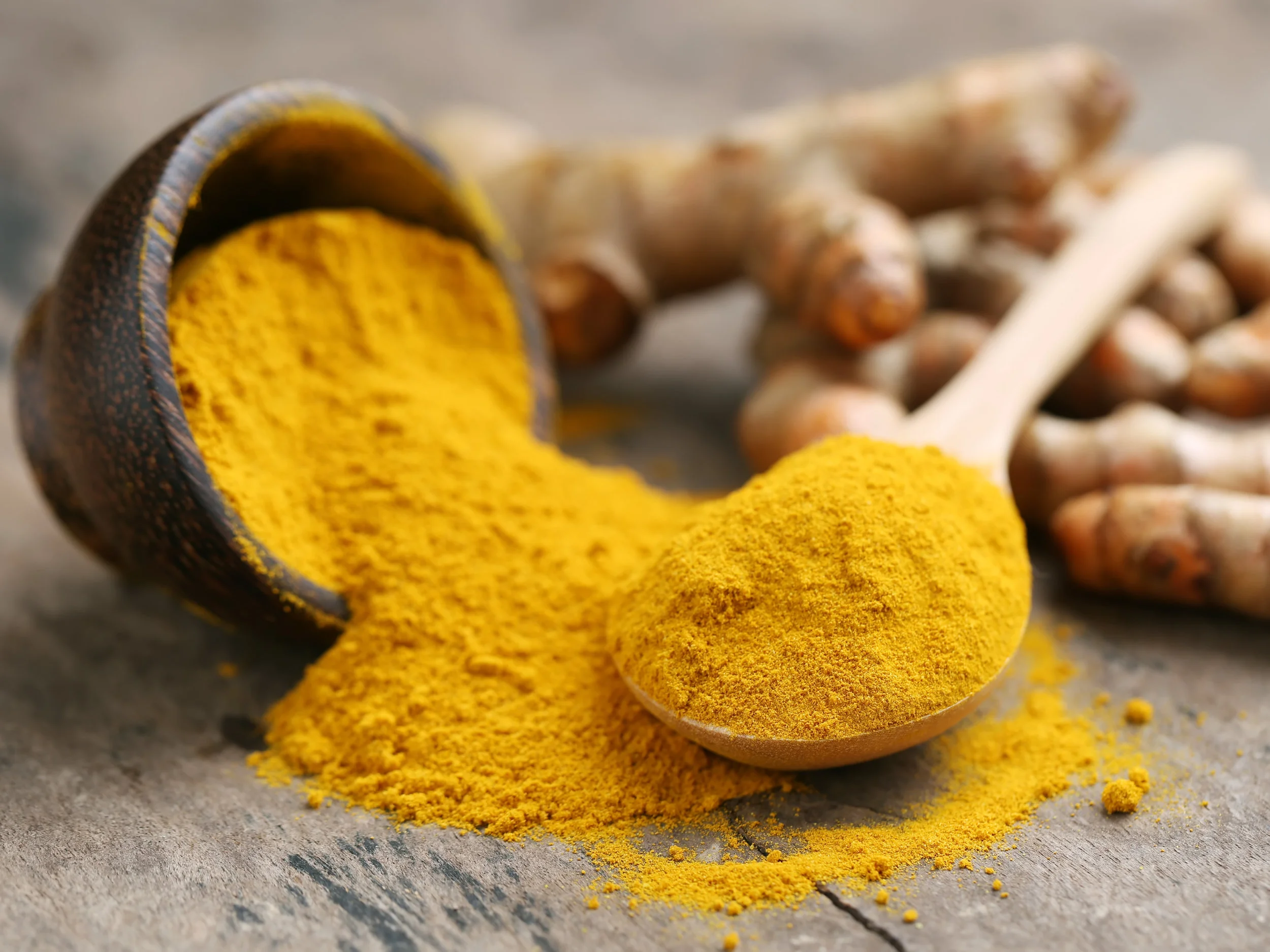 kurkuma jauhettu lusikassa (Shutterstock).jpg