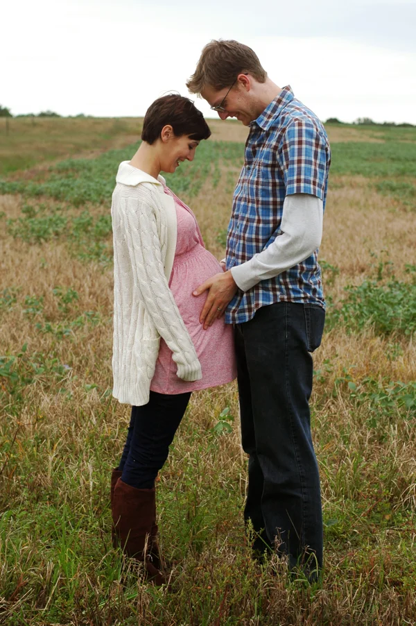 maternity photo shoot field