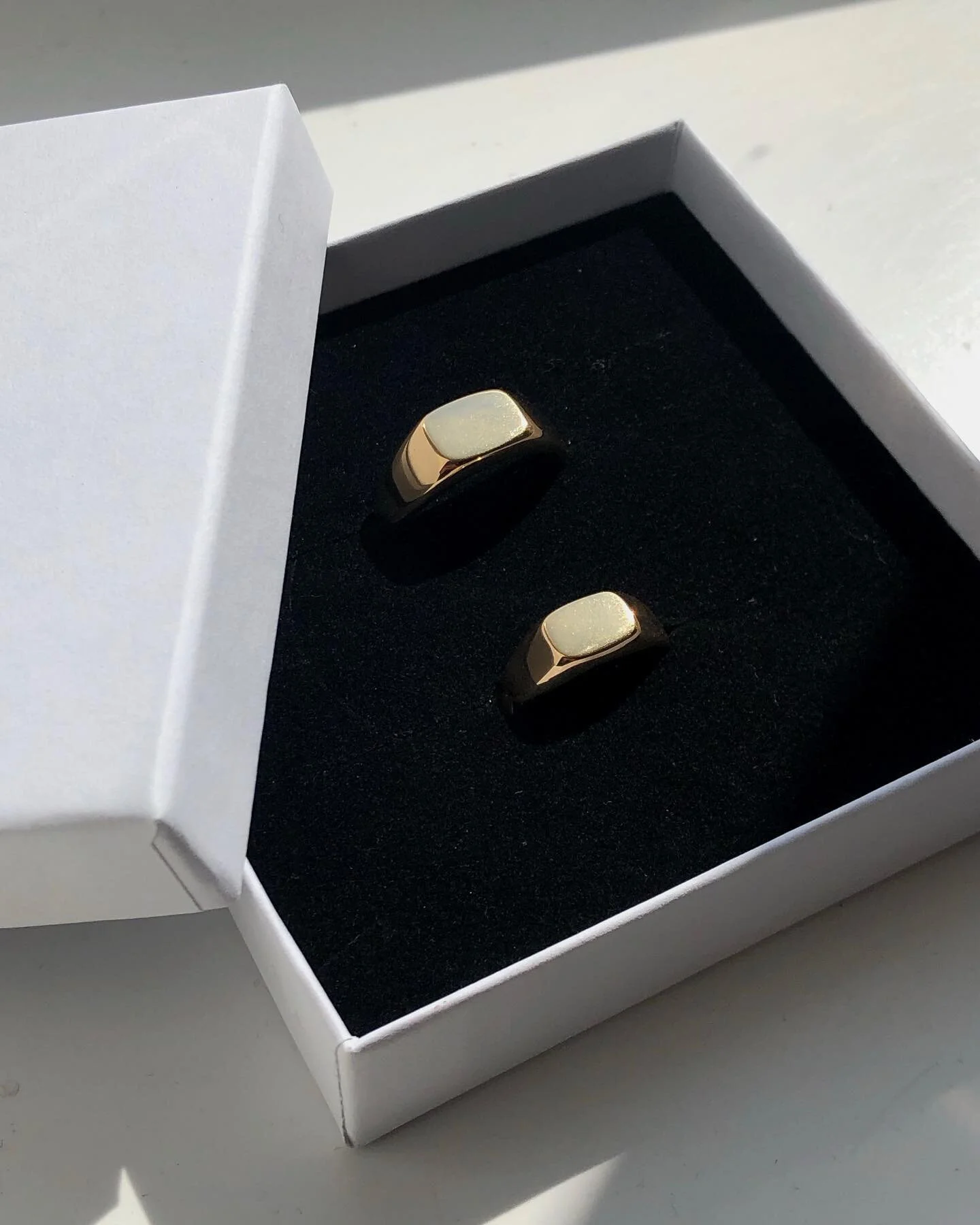 Wedding bands in 18k yellow gold