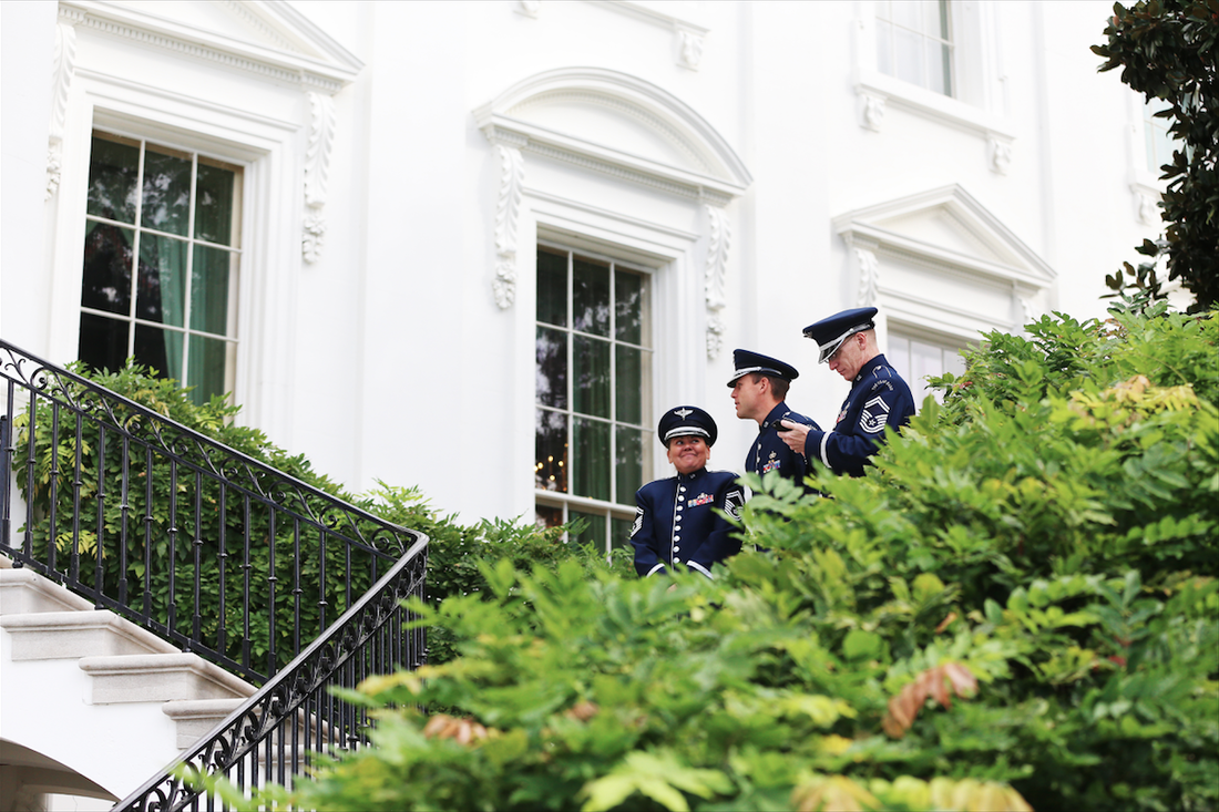  US Air Force members exchange glances on the south stairs of the White House. 