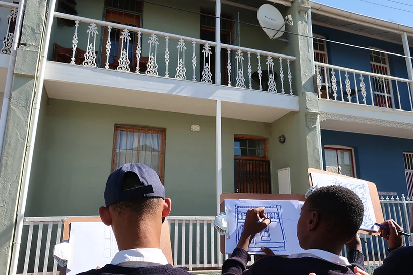 Observation : Students were taken on an excursion into the urban environment so as to draw the typical buildings of the surroundings of their school.