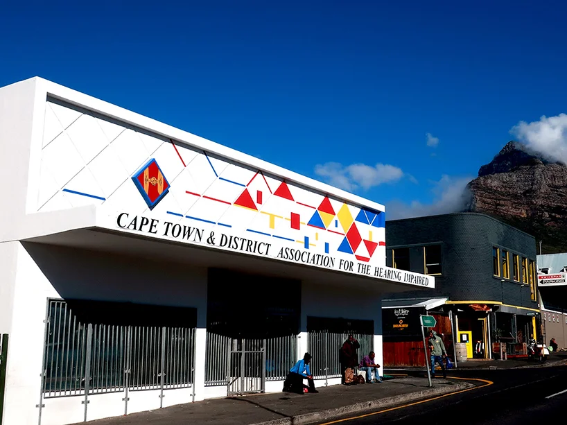 Natural link :The main facade of the mural relates to the geometry of the mountain in the background.