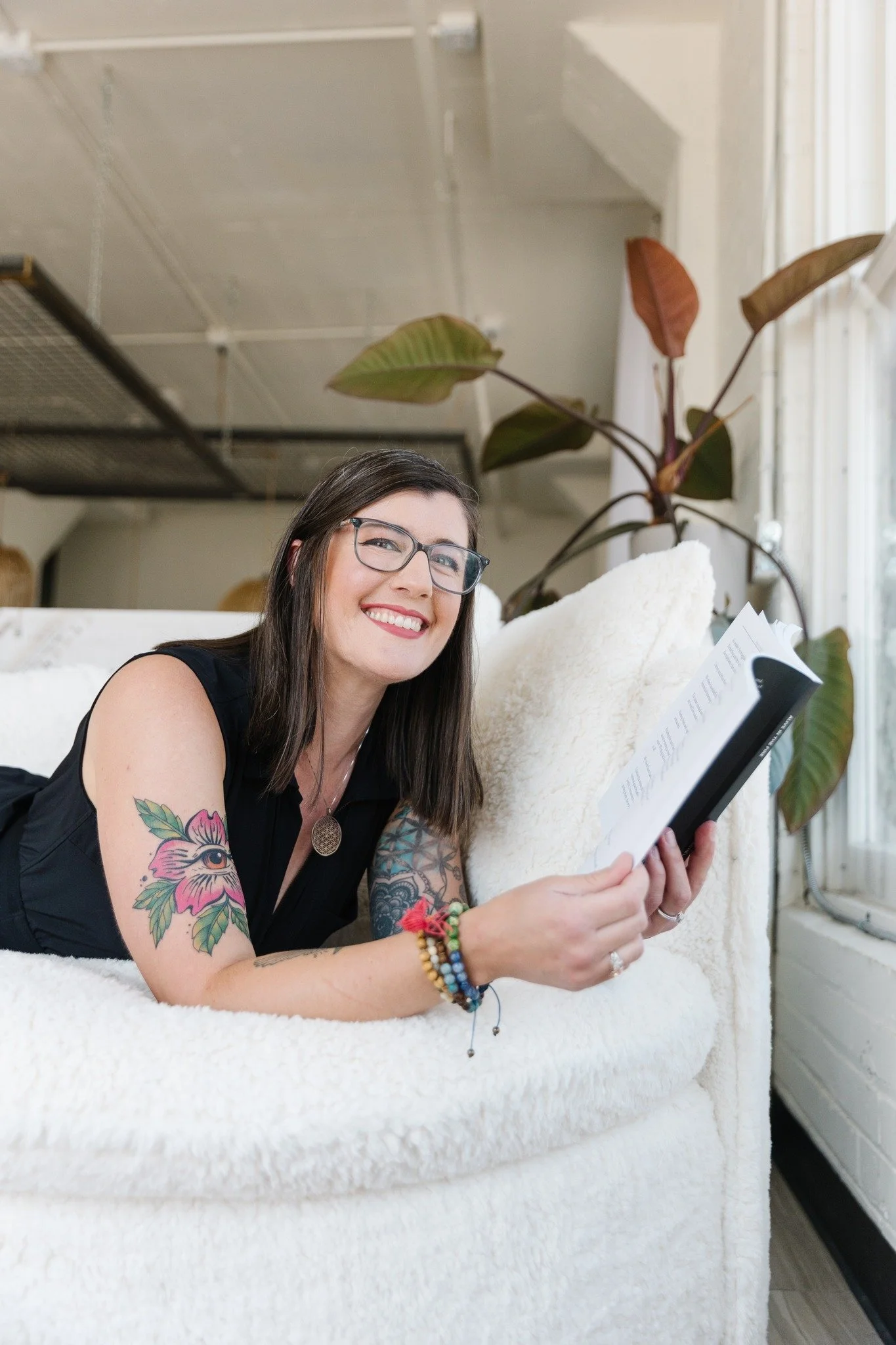 🧐📙People assume that when you publish a book, you gain one skill: 
- Writing

But there's much more that I've learned from publishing:
- Self trust

- Decisiveness

- Time management 

- Celebrating small steps along the way

- Sales strategy 

- H