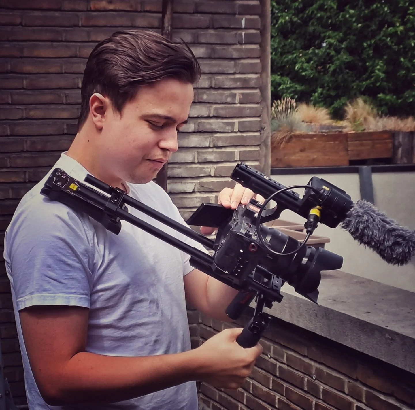Meet Academy Rider and video wizard @arne_maes_! During his studies in international journalism at @journalism_thomasmore, he discovered his talent for camera work and editing. He has been really busy working on videos for the @my_equator platform! H