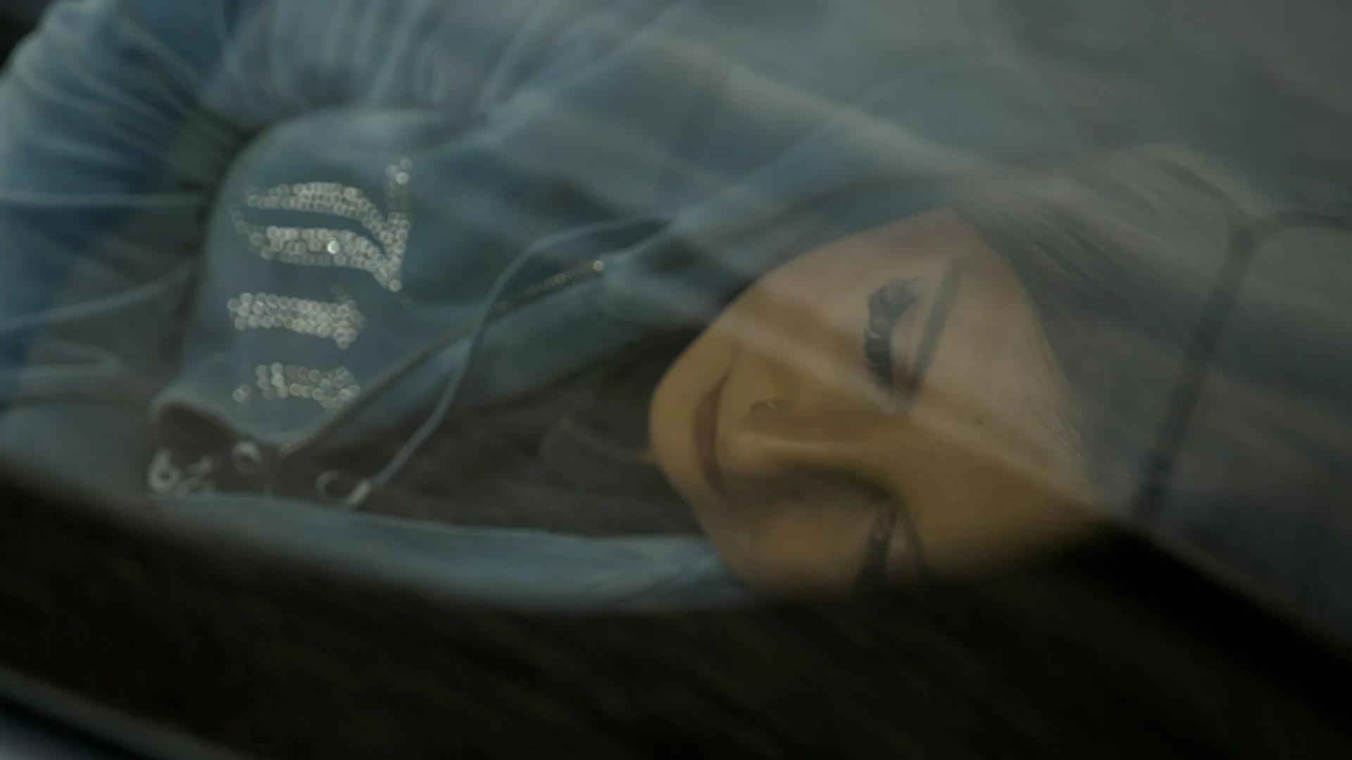 Femke auto door glas.jpg
