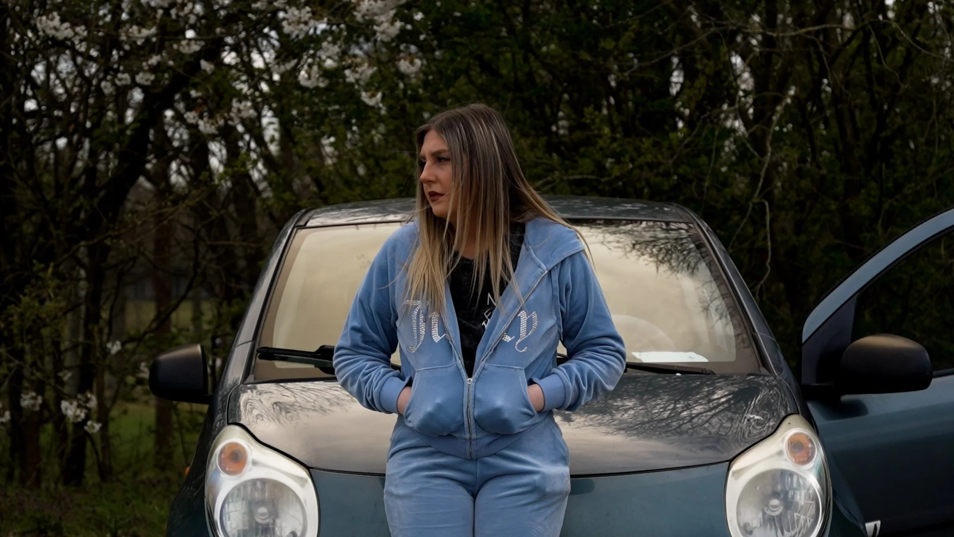 Femke op auto.jpg