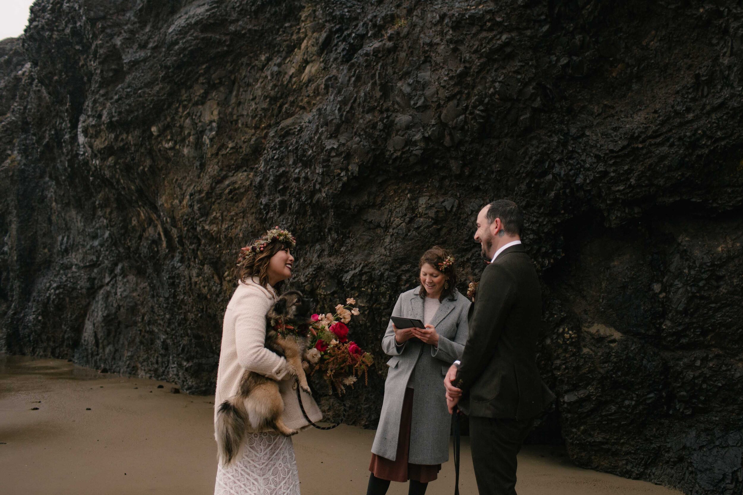 otter-rock-oregon-california-wedding-elopement-san-diego-dark-moody-pnw-photographer-11.jpg