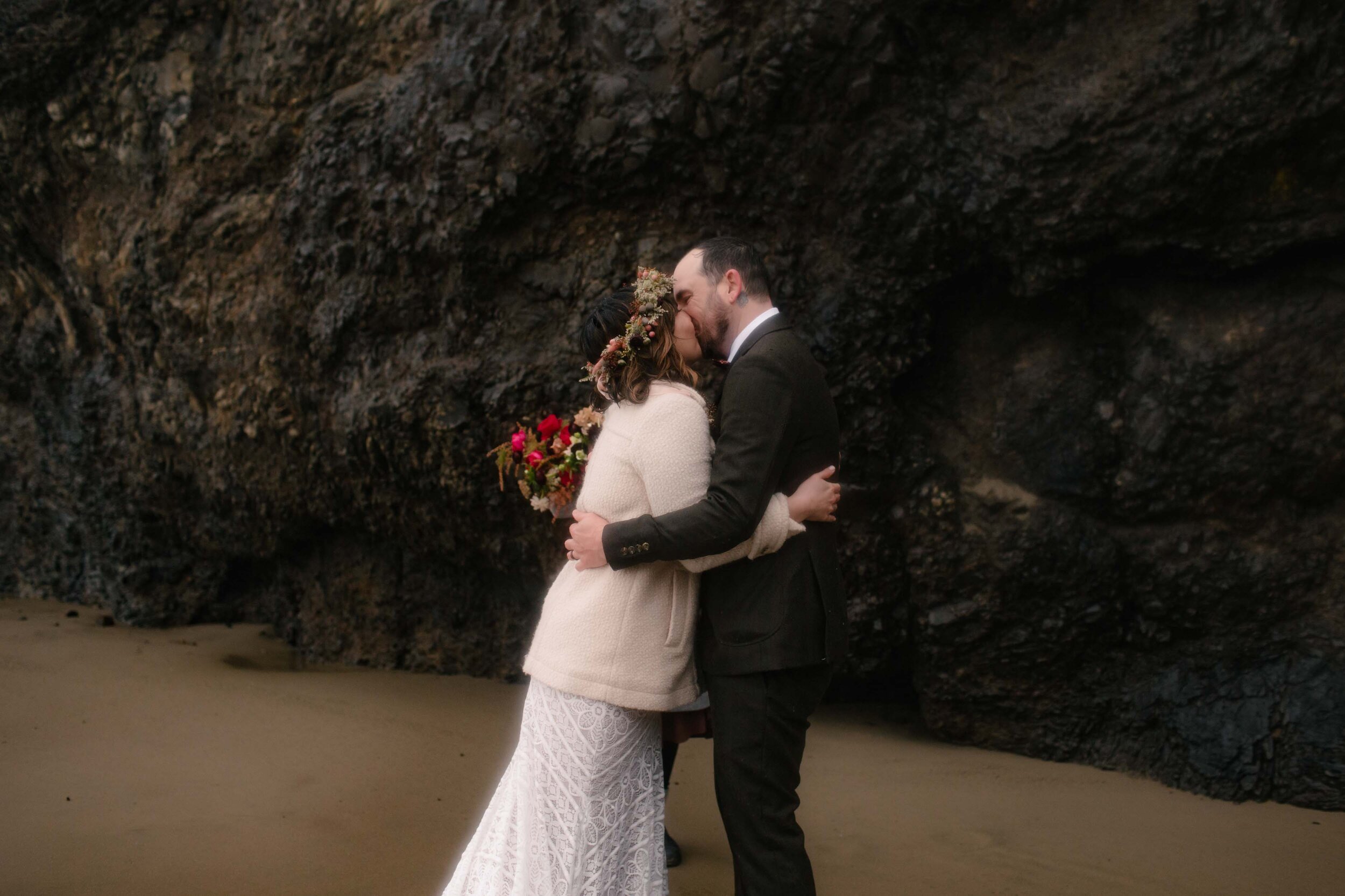 otter-rock-oregon-california-wedding-elopement-san-diego-dark-moody-pnw-photographer-18.jpg