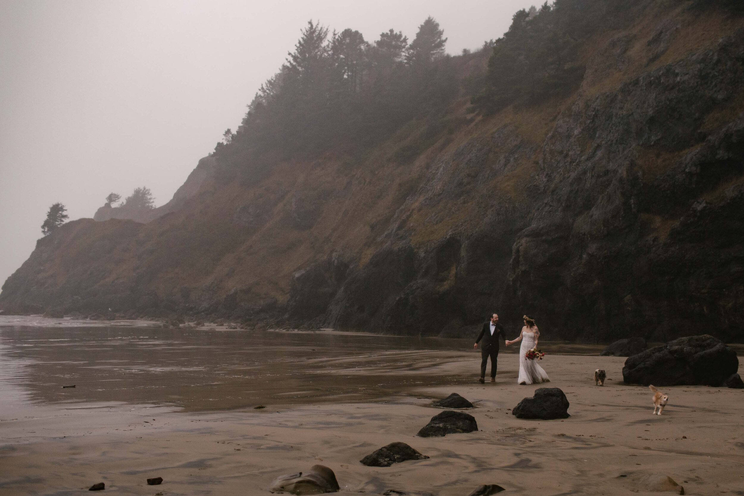otter-rock-oregon-california-wedding-elopement-san-diego-dark-moody-pnw-photographer-28.jpg