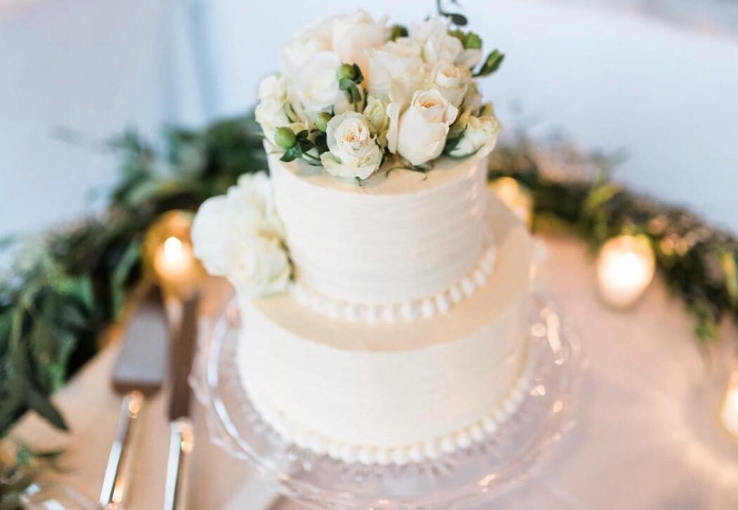 Simple, beautiful, and delicious&hellip;a perfect wedding cake! 🤍 Our talented team of pastry chefs at @rembrandtscoffeehouse have years of experience and are experts in all things classic patisserie. With our menu, you can combine a traditional wed