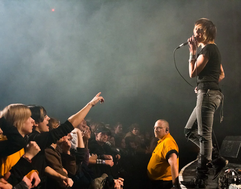 Shiny_Toy_Guns_03.jpg