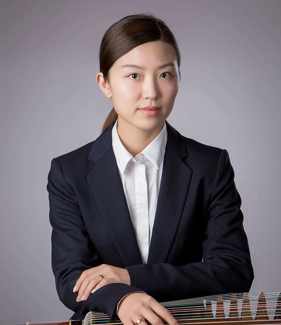 高鹤嘉 中国青年古筝演奏家,教育家。中国东方乐团专业演奏家。中国筝岛古筝学校校长。毕业于内蒙古艺术学院古筝专业,现就读于美国伯克利音乐学院,电影电视游戏音乐制作专业。高鹤嘉自幼6随开始学习古筝,曾多次荣获国际,全国古筝大赛青年专业组冠军。她先后多次随中国东方乐团出访匈牙利,马来西亚等国家,受到多位国家元首和接见和高度赞扬,并受到国家文化部及出访国大使馆的嘉奖。12岁时,就曾受邀参加中央电视台音乐频道”国乐飘香“专业演奏示范录制。同时,她作为年龄最小的演员参加在北京中山音乐堂举行的王天一新筝作品音乐会,受到全国人大常委会副委员长彭佩云的亲切接见和高度赞扬。2005年3月受国家文化部派遣参加了在匈牙利举行的第25届布达佩斯国际艺术节,同年9月参加了中央电视台录制的”中国东方交响”音乐会的演出。2008年8月她组织并领奏了在中国筝岛举办的创新吉尼斯世界纪录大型古筝演奏会,刷新了吉尼斯纪录。 曾参加梅拉诺文化演艺公司举办的 【花好月圆庆中秋】 和【 我们的年代 戏曲名家和那个年代的歌 】【花好月圆 ii 】【国乐盛典春雷动地】、【鹰飞龙腾新年新春】的大型演出活动。
