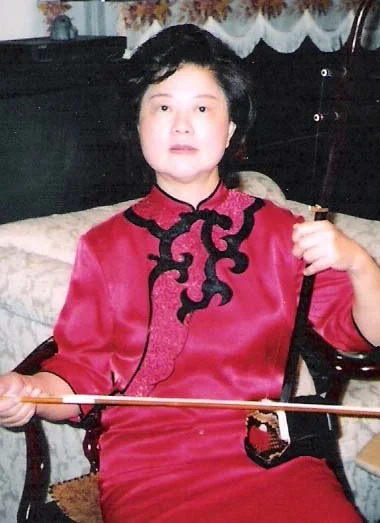 张海音 Kathy Wang ( Remove ) 二胡演奏员。自幼酷愛音樂,擅長二胡、古箏等樂器。