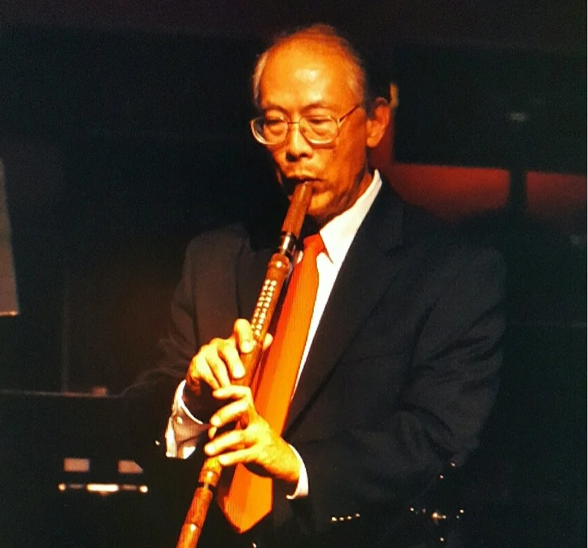 楊德書 笛子演奏员。十來歲向鄰居學笛子和囲棋,成為終身的愛好。在台灣大學參加國樂社,來美國數十年,得以繼續把玩,並且目睹許多音樂家表演,實在是人生快事。 曾参加梅拉诺文化演艺公司举办的 【花好月圆 ii 】【国乐盛典春雷动地】、【春之声】、【鹰飞龙腾新年新春】的大型演出活动。