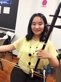 崔怡斌 ( Remove ) 二胡演奏员。10岁开始学习二胡,15岁通过江苏省二胡十级。大学加入大学生民乐团,并随团参加比赛和演出。研究生来美国,加入波士顿中国音乐家协会,和波士顿民乐团参加位于公立图书馆的春节演出。