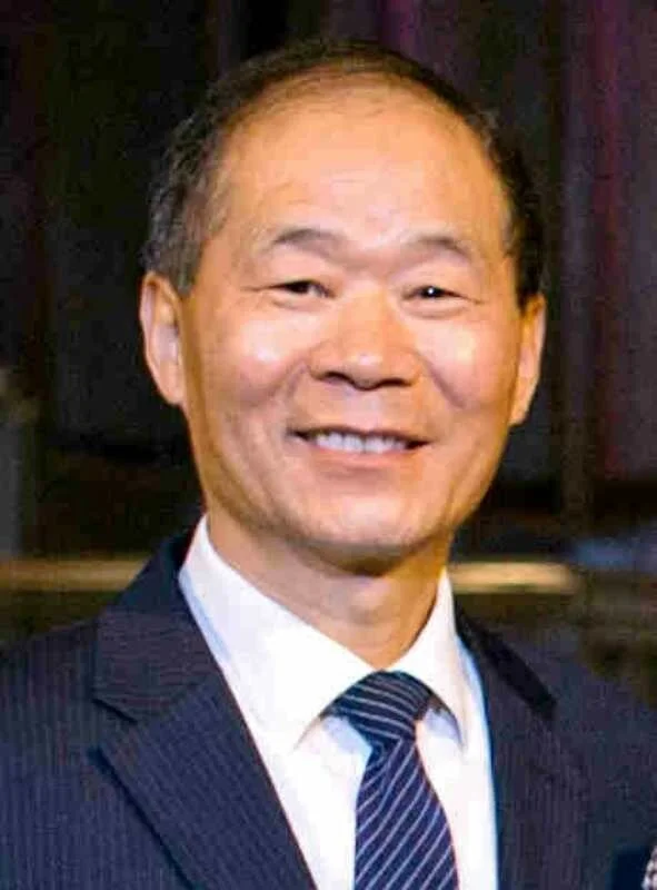 于爱国 ( Remove ) 中阮演奏员。自幼喜爱音乐。擅长弹月琴,中阮。曾在河南省银鸽集团豫剧团和漯河市东方民族乐团担任中阮中胡演奏员。来美后在著名琴师闫一川组织的票房担任中阮演奏员。 曾参加梅拉诺文化演艺公司举办的 【花好月圆 ii 】【国乐盛典春雷动地】、【鹰飞龙腾新年新春】的大型演出活动。