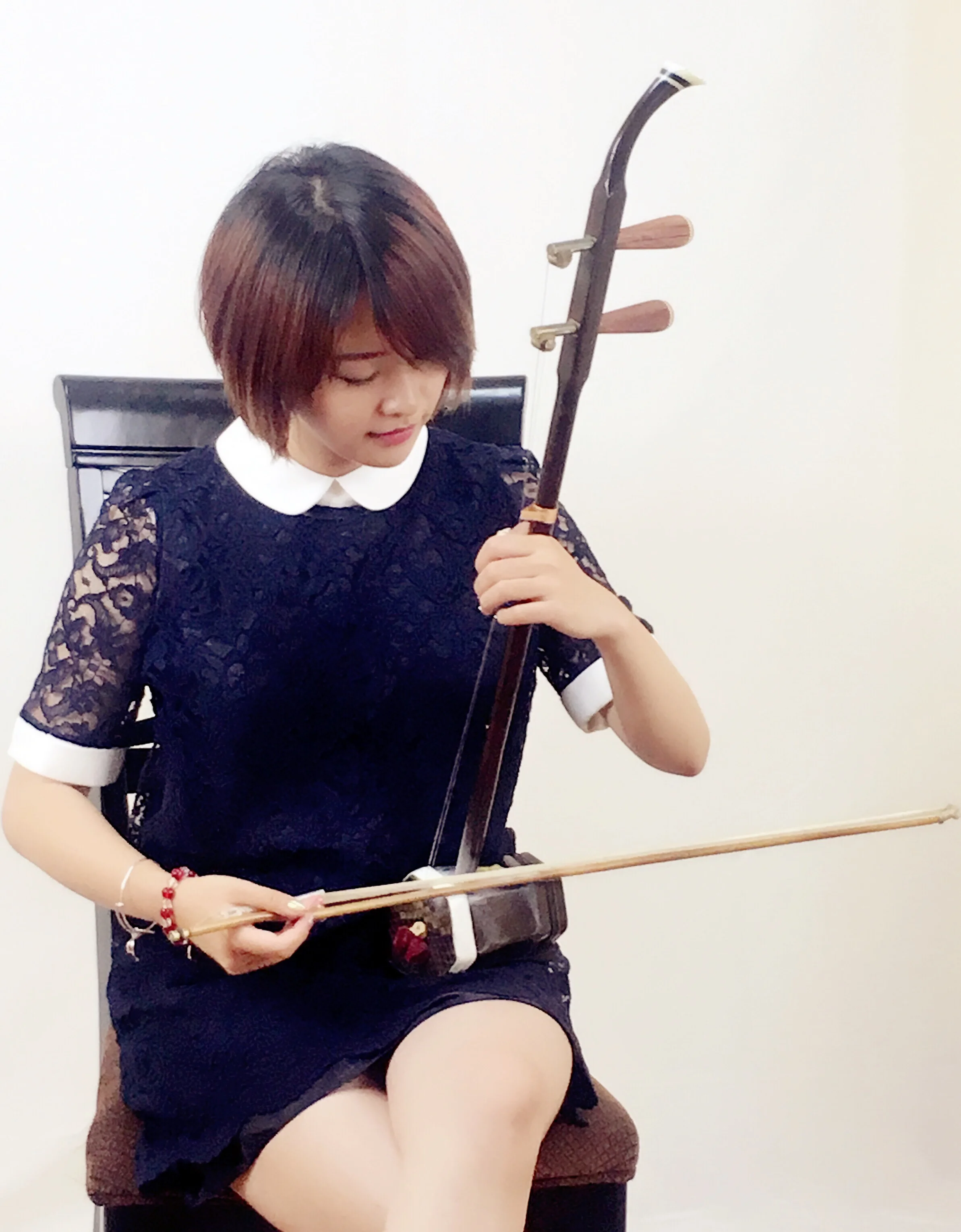 杜丹妮 二胡演奏员,从小热爱音乐,曾在上海音乐学校学习二胡,来美后随著名二胡演奏家项勤老师学习二胡。 曾参加梅拉诺文化演艺公司举办的 【花好月圆 ii 】【国乐盛典春雷动地】、【春之声】、【鹰飞龙腾新年新春】的大型演出活动。