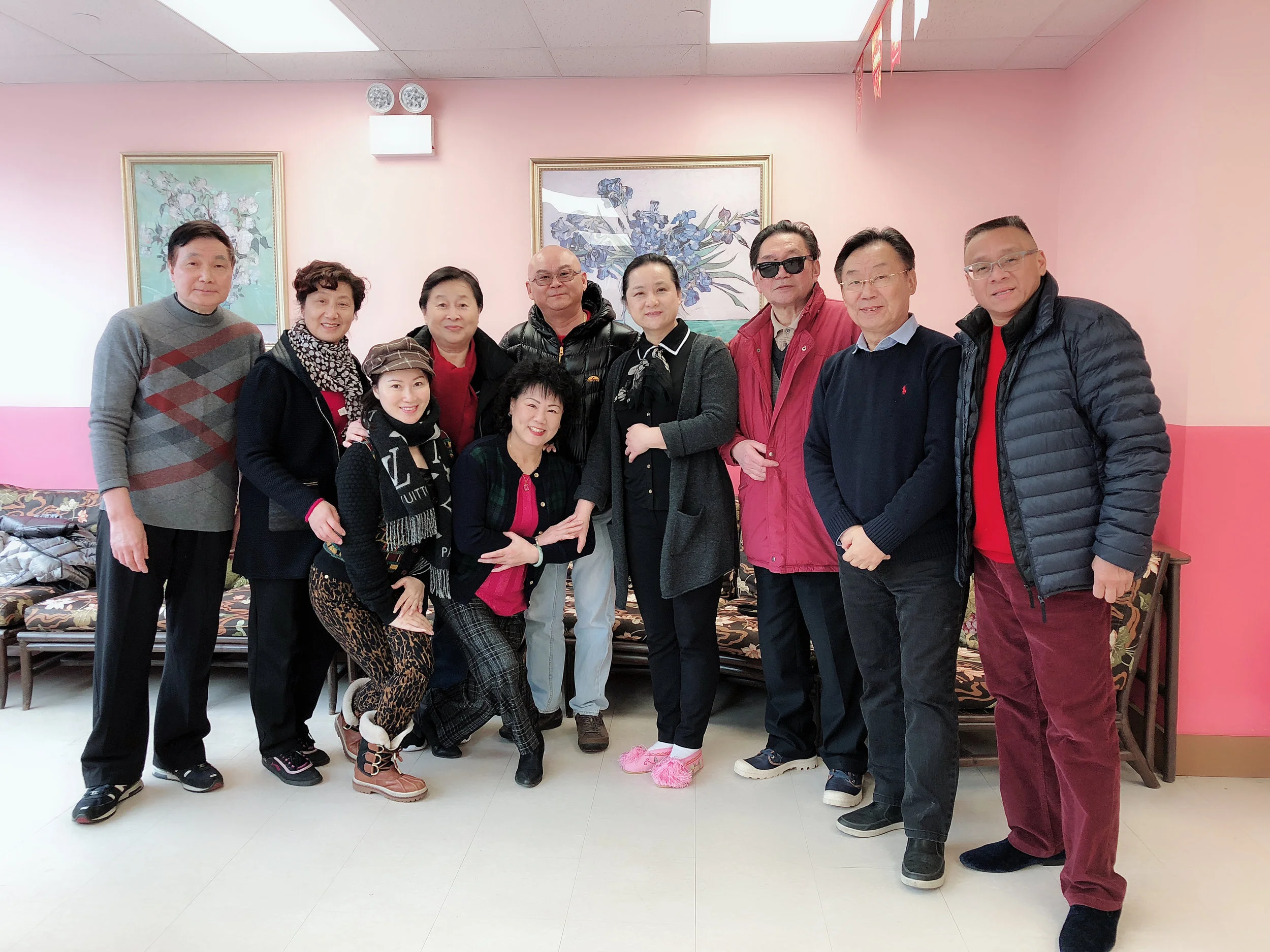 后排左起:方宝顺,顾小英,陈师母 (陈新章太太),树志明,马月莲,李思连,陈新章,李愔 前排左起:邬素斐,陈琴湘 (除陈师母,李愔,陈琴湘外,均来自上海越剧院)
