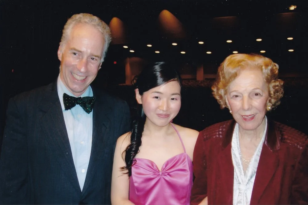 与American Young Musicians Foundation Debut 交响乐团演出后与著名大提琴家、恩师 纳撒尼尔·罗森(Nathaniel Rosen)教授 (左)和著名小提琴演奏家教育家爱丽丝肖费尔德 ( Alice Schoenfeld )教授(右)