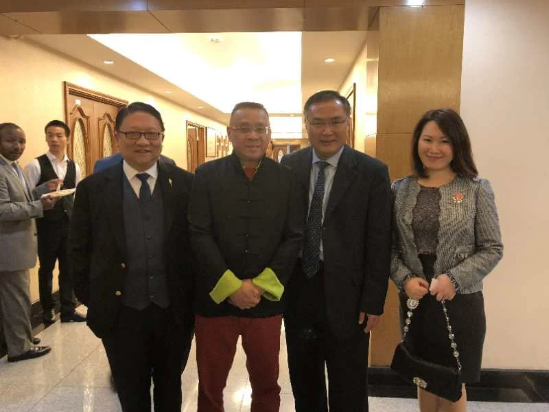 美国鹰龙传媒董事長、环球东方总裁苏彦韬,美国梅拉诺文化演艺公司、中华国乐团总裁李愔 ,中国驻洛杉矶总领事张平,美国梅拉诺文化演艺公司执行总监邬素斐( 从左至右)