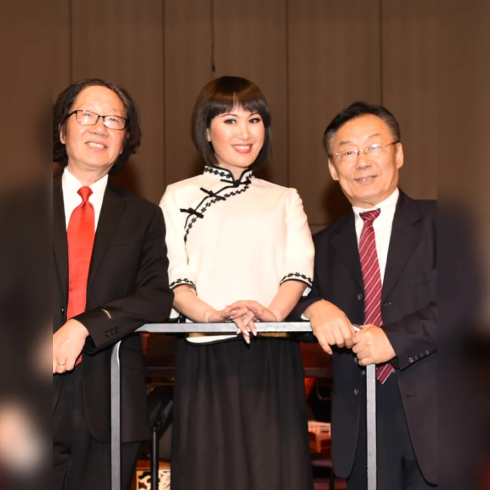 从左:资深司鼓沈品良丶校长邬素斐丶资深主胡陈新章(均来自美国洛杉矶越剧之家)