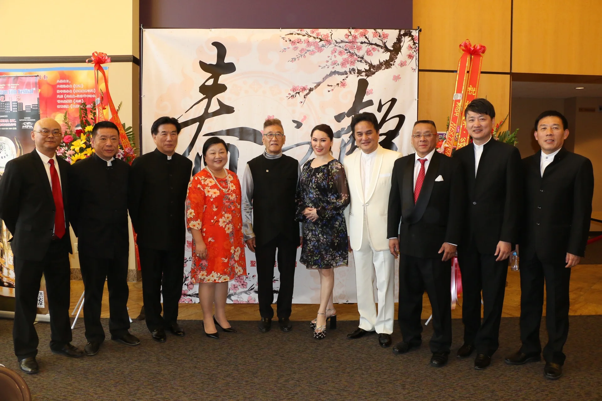 左起:树志明(ZC〇团长)周乐嘉(国家一级)翁镇发(国家一级)林淑婷(鹰龙传媒总经理)瞿春泉(ZCO音乐总监/指挥)邬素斐(梅拉诺文化演艺执行总监)左翼伟(国家一级)李愔(梅拉诺文化演艺总裁)钱军(国家一级)翁国庆(国家一级)
