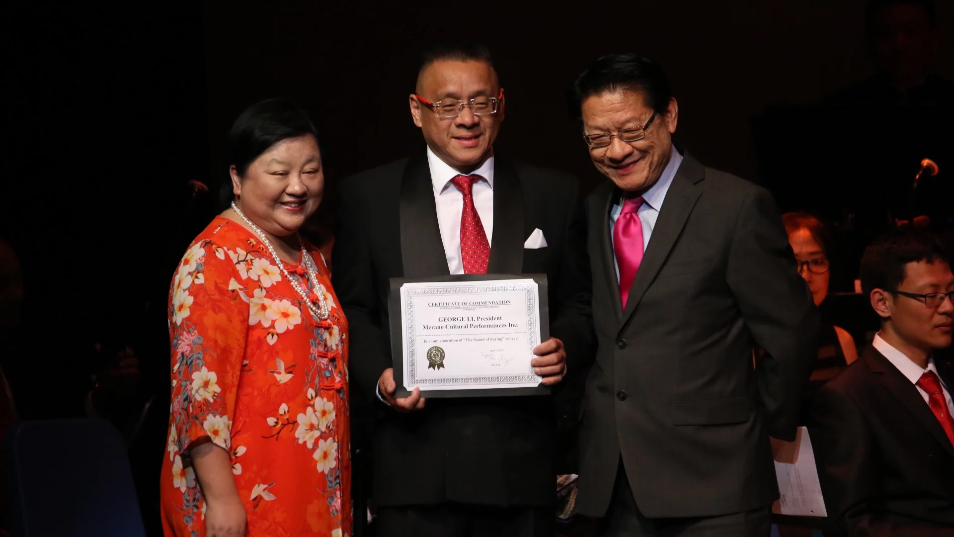 加州參議員候選人伍國慶為主辦方頒發賀狀