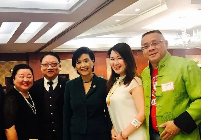美国鹰龙传媒副总裁林淑婷;美国鹰龙传媒董事長、环球东方总裁苏彦韬;美国国会众议员赵美心; 美国梅拉诺文化演艺公司执行总监邬素斐;美国梅拉诺文化演艺公司总裁李愔 ( 从左至右)