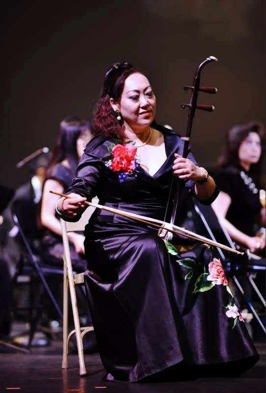 中华国乐团副团长,美中华人音乐家协会理事,二胡演奏家项勤