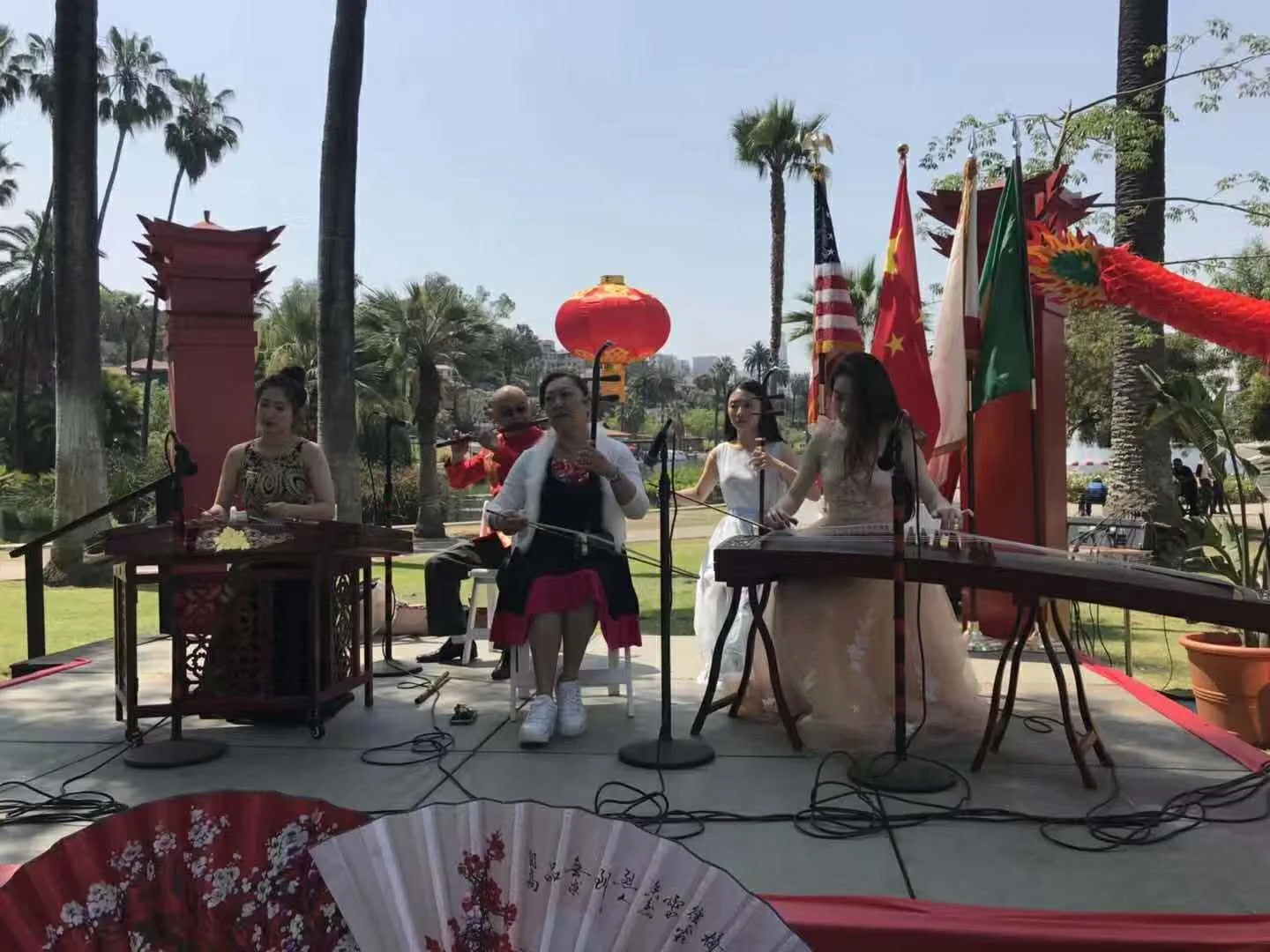 曲目: 1。喜洋洋 2。太湖美 易嘉乐:扬琴,项勤:二胡,张月西:古筝 ( 从左到右,前排) 树志明:竹笛,陈妍君:二胡( 从左到右,后排)