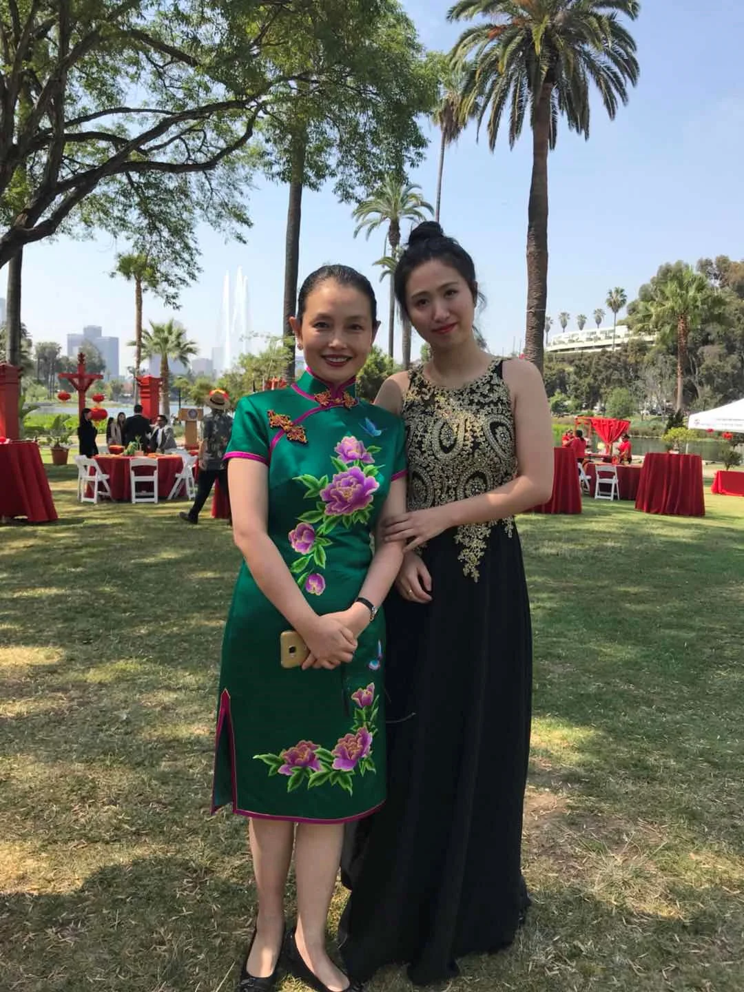 美国中华国乐团杨琴演奏家、教育家易嘉乐与中国驻洛杉矶总领事馆文化领事王瑾(右)