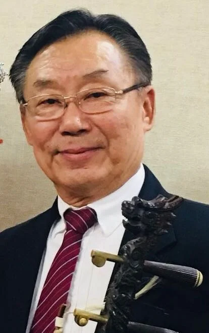 陈新章: 洛杉矶越剧之家资深主胡。美中华人音乐家协会理事。