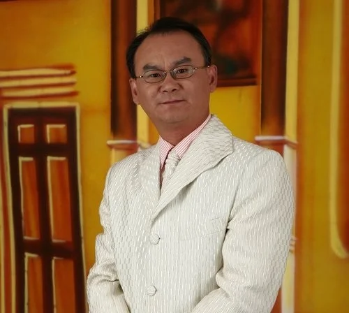 树志明 上海越剧院红楼剧团二级笛子演奏员,兼演奏 长笛, 笙 1986年考入上海戏曲学校越剧音乐班。1988年毕业上海戏曲学校越剧音乐班。1988年9月进入上海越剧院 青年剧团 1991年进入上海越剧院红楼剧团至2003年一直从事越剧音乐的演奏工作,先后录制过许多越剧唱片和越剧电视剧的音乐制作。参加演出的越剧剧目有 《 梁山伯与祝英台 》、《 西厢记 》、《 红楼梦 》、《 祥林嫂 》 《 孔雀东南飞 》、《 西园记 》《莲花女传奇》《 玉簪记 》、《 真假驸马 》、《花中君子》、《 状元打更 》《 舞台姐妹 》《 梅龙镇 》《 玉簪记 》、《 女皇与公主 》、《 孟丽君 》《莲花女传奇》《 紫玉钗 》《 李娃传 》,《 断指记 》《 风雪渔樵 》。 为 上海大剧院 度身定制的新版《红楼梦》并担任乐队队长,被评为“展示上海文化风采的标志之作”,荣获上海市国庆50周年献礼剧目“优秀剧目奖”。 曾参加梅拉诺文化演艺公司举办的 【花好月圆庆中秋】 和【 我们的年代 戏曲名家和那个年代的歌 】【花好月圆 II 】【国乐盛典春雷动地】【鹰飞龙腾新年新春】【春之声】的大型演出活动。 现任美国梅拉诺文化演艺公司统筹、中华国乐团团长、美中华人音乐家协会执行理事。
