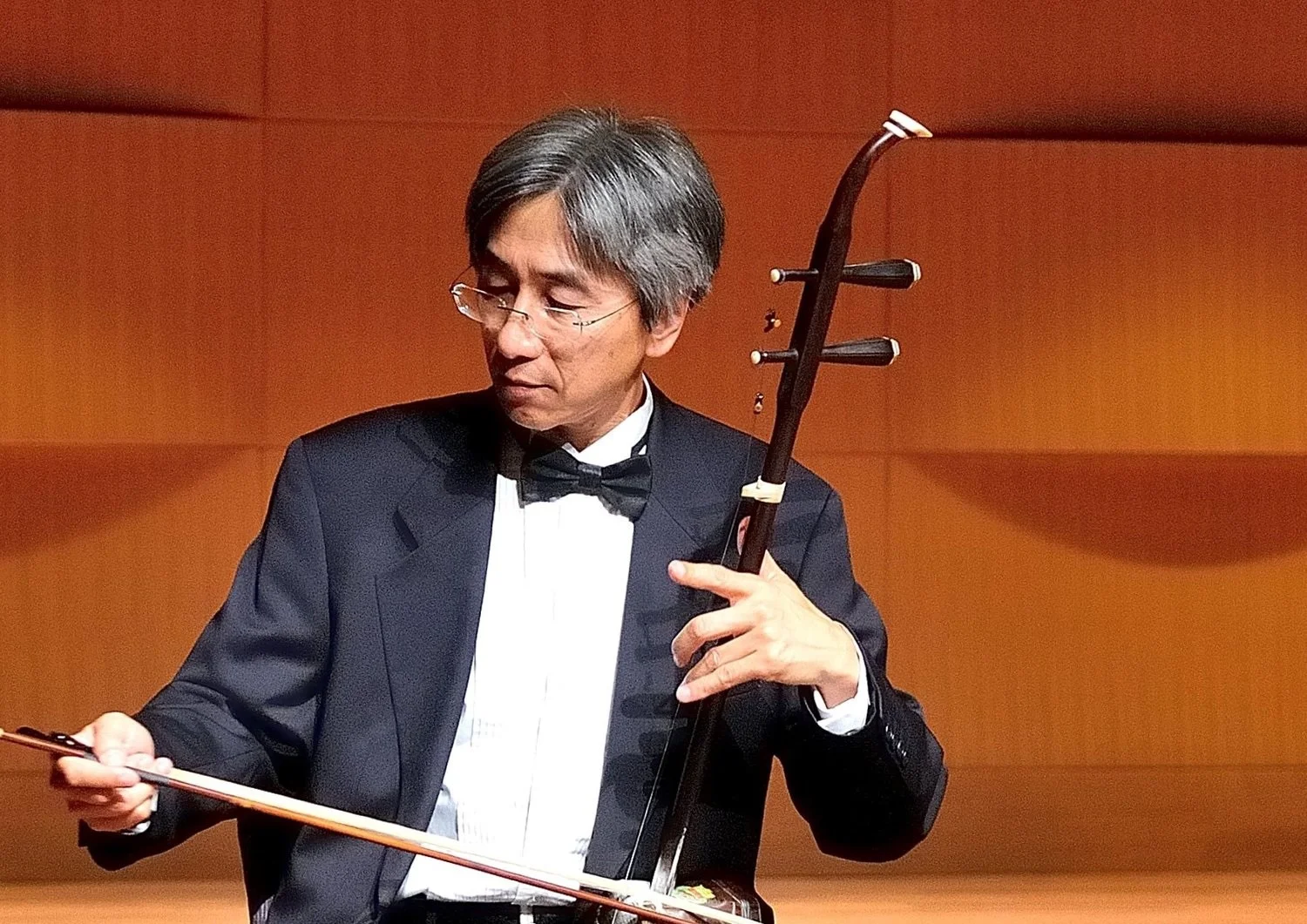 梁云河 一位优秀二胡演奏家。毕业于河北师范学院以及中央音乐学院,主修二胡与钢琴。 梁云河八岁开始学习二胡,十岁作为独奏演员受邀为外宾演奏。 十五岁时, 河北省人民广播电台为其录制专题独奏节目播出,并且受到特别邀请参加河北省歌舞剧院大型舞剧《丝路花雨》演出。1979年参加“全国少年儿童音乐比赛”中获优秀奖;河北省青年乐手比赛第二名; 1989年,在河北师范学院音乐系(现为河北师范大学音乐学院)任钢琴教师期间,参加 “ART 杯中国乐器国际比赛”,获二胡青年业余组第二名,二等奖。 在多年的学习期间,得到蓝玉崧教授的指导和肯定。1991年考入中央音乐学院,师从谢华珍教授学习钢琴,并在二胡学习上得到赵寒阳教授的指导。来美后, 师从Dr. Phillip Young 主修钢琴。 梁云河在南加州洛杉矶地区从事二胡和钢琴教学与演奏,为电影配乐演奏二胡,录制CD。曾在洛杉矶音乐中心,南加大,波莫纳学院,圣盖博大剧院演奏;在巴沙迪纳市立学院和波莫纳学院举办音乐会;2015年与迪斯尼公司合作录制了上海迪斯尼乐园的主题音乐。 梁云河先生的音乐追求纯朴自然,深刻真挚而富于热情,强调内在的音乐感觉与修养,是一位成熟而有独特艺术气质和风格的音乐家。对西方音乐系统而深入的学习极大地开阔了他的音乐视野,不但在二胡演奏上的造诣日益精进, 同时将所学到的西方音乐思想,技巧理论,教学方法融合在二胡教学与演奏中,形成独特的见解。 曾参加梅拉诺文化演艺公司举办的 【花好月圆庆中秋】 和【 我们的年代 戏曲名家和那个年代的歌 】【花好月圆 II 】【国乐盛典春雷动地】【鹰飞龙腾新年新春】【春之声】的大型演出活动。 现为美国中华国乐团首席。加州音乐教师协会会员、美中华人音乐家协会执行理事。
