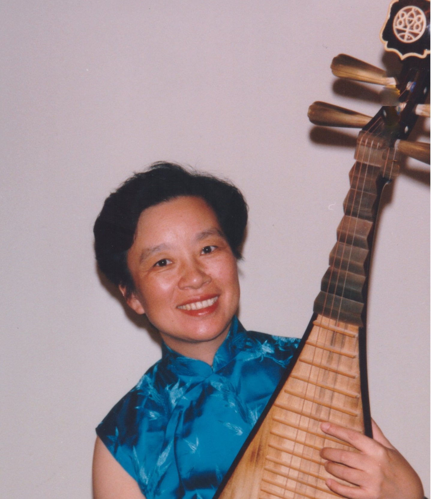 马梅椰 琵琶演奏家。十岁时因为接触苏州弹词而自学琵琶。1960年考入上海音乐学院附中主修琵琶。三年后被琵琶大师卫仲乐破格收为学生并亲自授课。毕业后进入上海电影乐团在多部得奖电影中任独奏。此外在星期广播音乐会,上海音乐厅举行的民族音乐会专场中担任独奏。1988年赴美,定居洛杉矶专职琵琶教学及演奏,录音。1989年接受亚洲电视台名人专访。1991年圣地亚哥Mira Costa College 为她主办题为“中国的吉他--琵琶”独奏音乐会。2008年为梦工厂动画片“功夫熊猫” 配音。为成龙,李连杰主演的好莱坞功夫大片“Forbidden Kingdom"(功夫之王”配音。2016年为洛杉矶盖帝中心大型展览 “敦煌” 配音。 曾参加梅拉诺文化演艺公司举办的 【花好月圆庆中秋】 和【 我们的年代 戏曲名家和那个年代的歌 】【花好月圆 II】【国乐盛典春雷动地】【鹰飞龙腾新年新春】【春之声】的大型演出活动。 现为美国中华国乐团琵琶首席。美中华人音乐家协会执行理事。