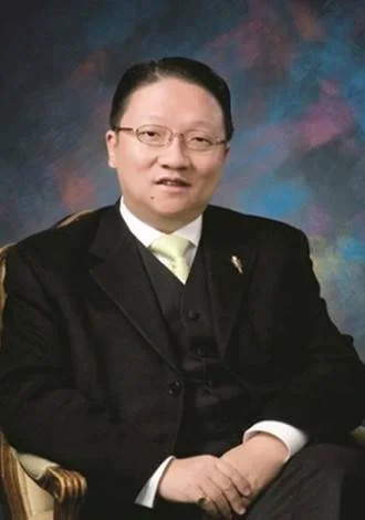苏彦韬 Mr. James SU 美国环球东方有限公司总裁 President, Channel Global East 苏彦韬先生出生于中国上海,是来自中国大陆的首位拥有美国主流广播频道的美籍华人。他是美国鹰龙传媒有限公司创办人和美国环球东方广播电视有限公司总裁,旗下拥有多家电视、电台、杂志和报纸等媒体业务。二十年来苏先生致力于中美文化交流,被美国共和党国会委员会授予全国领袖奖,美国加州政府任命他为加州众议院第60 选区国际贸易顾问委员会主席,2009 年被中国侨联授予青年委员。苏先生是好莱坞中美电影节主席,曾入围2012 年CCTV“中华之光推广中华文化年度人物20 强”。为表彰苏彦韬先生对中美文化交流的贡献,2012 年美国加州政府正式命名12 月26 日为加州“苏彦韬日”。