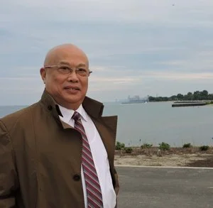 包起龙: 出生在一个戏曲之家,父亲包幼蝶- 享有 "上海梅兰芳之称 "! 由于父亲的影响,酷爱京剧,十三岁考进戏校, 功读于北京中国戏曲学校,后在上海京剧院艺术辅导部當老师,因此精通文武塲各种乐器!他是中国京剧史上利用现代数码錄音器材的创始人,一人演唱各种行当和流派,並一人分别演奏各种乐器,合成唱碟 ! 北京咚咚鏘网站称他是"菊壇奇才"!2016年9月在洛杉矶梅拉诺文化演艺公司主办的“花好月圆庆中秋越剧音乐会”中担任司鼓。 曾参加梅拉诺文化演艺公司举办的 【花好月圆庆中秋】 ,【 我们的年代 戏曲名家和那个年代的歌 】【花好月圆II】的大型演出活动。