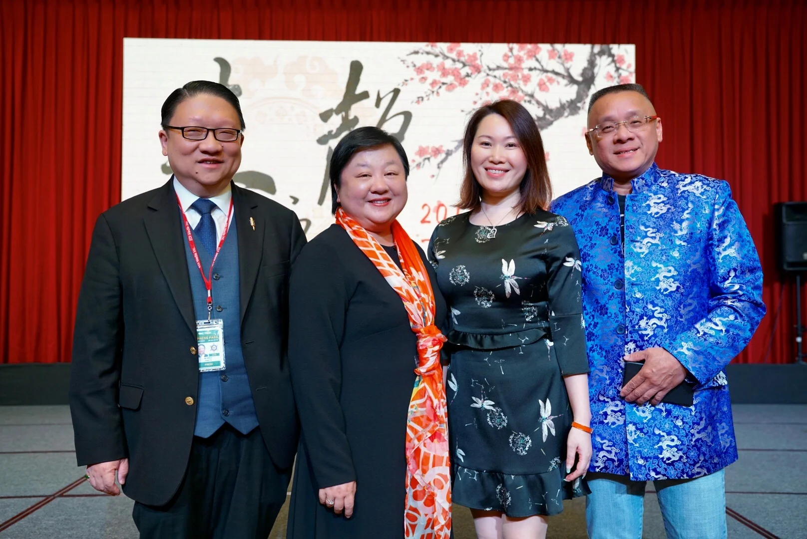 美国鹰龙传媒有限公司总裁苏彦韬、美国鹰龙传媒总经理、环球东方广播电视台执行副总裁苏林淑婷、美国梅拉诺文化演艺公司执行总监、洛杉矶越剧之家创办人邬素斐、美中华人音乐家协会创会会长,美国梅拉诺文化演艺公司总裁、美国中华国乐团创始人李愔 ( 2018 - 4 - 14 )