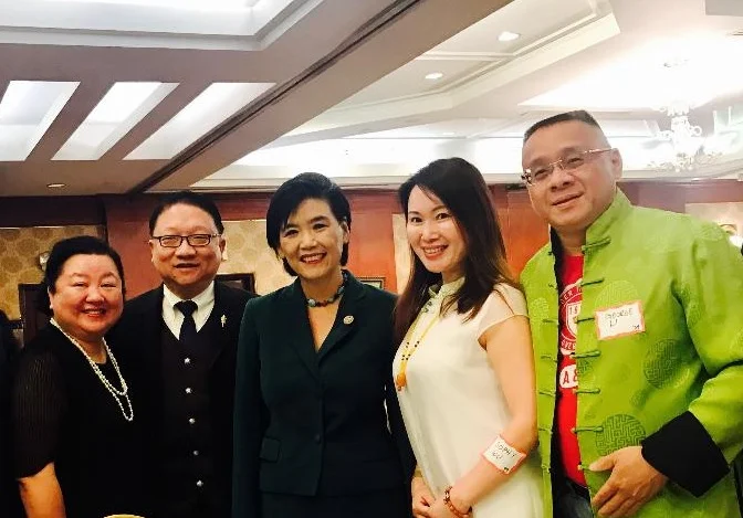 美国鹰龙传媒副总裁林淑婷;美国鹰龙传媒董事長、环球东方总裁苏彦韬;美国国会众议员赵美心; 美国梅拉诺文化演艺公司执行总监邬素斐;美国梅拉诺文化演艺公司总裁李愔 ( 从左至右)