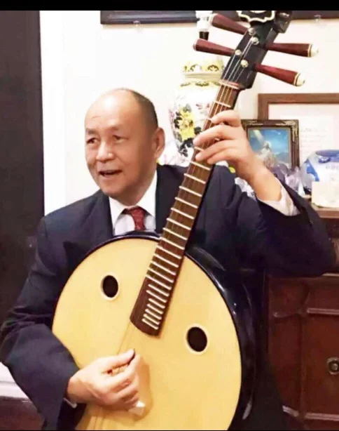 姜定汉:( 中华国乐团广东音乐权威 ) 擅长演奏胡琴及 三 弦弹拨乐器,曾受训于广东番禺艺校。并参加广州电视台,电台录音及演出。曾参加梅拉诺文化演艺公司举办的 【花好月圆庆中秋】【花好月圆 II】【国乐盛典春雷动地】、【鹰飞龙腾新年新春】【春之声】 等大型演出活动。