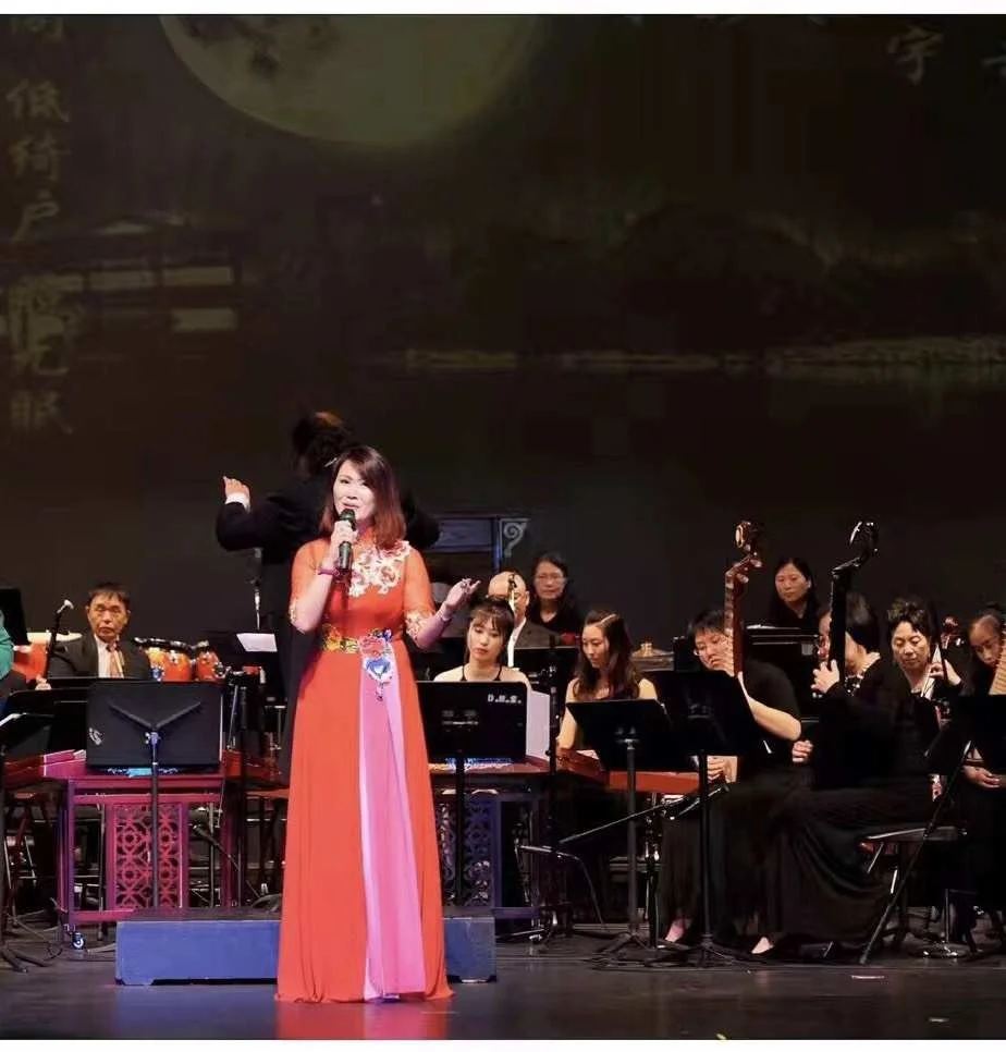 【水调歌头 千里共婵娟】是宋代大文学家苏轼所作。2016三月,90高龄的越剧表演艺术家王文娟把她的王派拾遗专场命名“千里共婵娟”,借用了诗人的诗句,亲自设计唱腔,登台向千万观众送去她的美好祝愿!本次音乐会将由王文娟老师的入室弟子邬素斐再次演唱,让海外的观众朋友能更了解更熟悉这段越韵新曲“千里共婵娟”,并把老师强调的要“矜持,沉思,直到最后才放开”的意思传递给大家!但愿人长久 千里共婵娟....